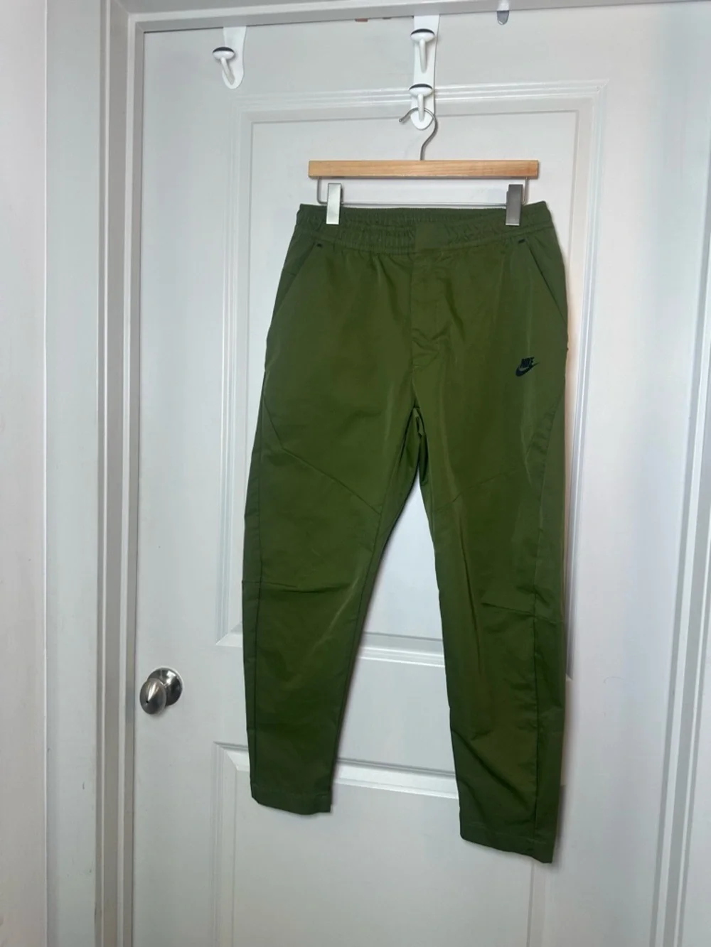 NIKE Sportswear Tech Essential Commuter Green Pants, Size Medium